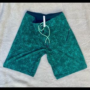 NWOT Lululemon | Green El Current Trunks / Shorts